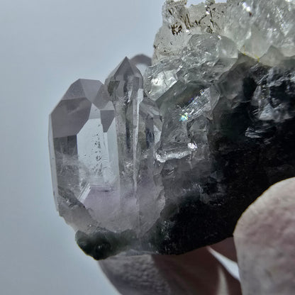 Améthyste fantôme avec hématite, calcite sur matrice, mine de Streep, Goboboseb, Namibie 41*36*25mm #12618