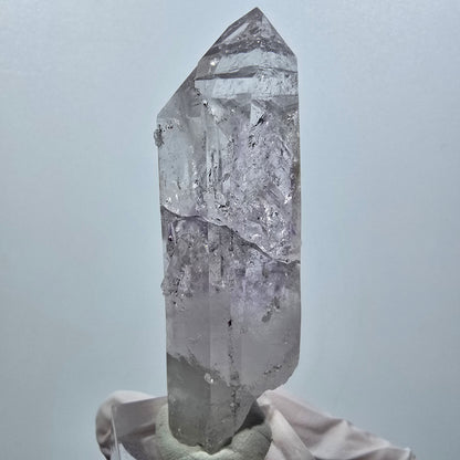 Améthyste fantôme lémurienne avec analcime, préhnite mine de Streep Goboboseb, Namibie 66*22*17mm #12630