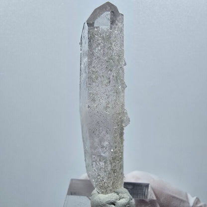 Quartz Lémurien biterminé avec prehnite de la mine de Streep, Goboboseb, Namibie 57*15*15mm #12633
