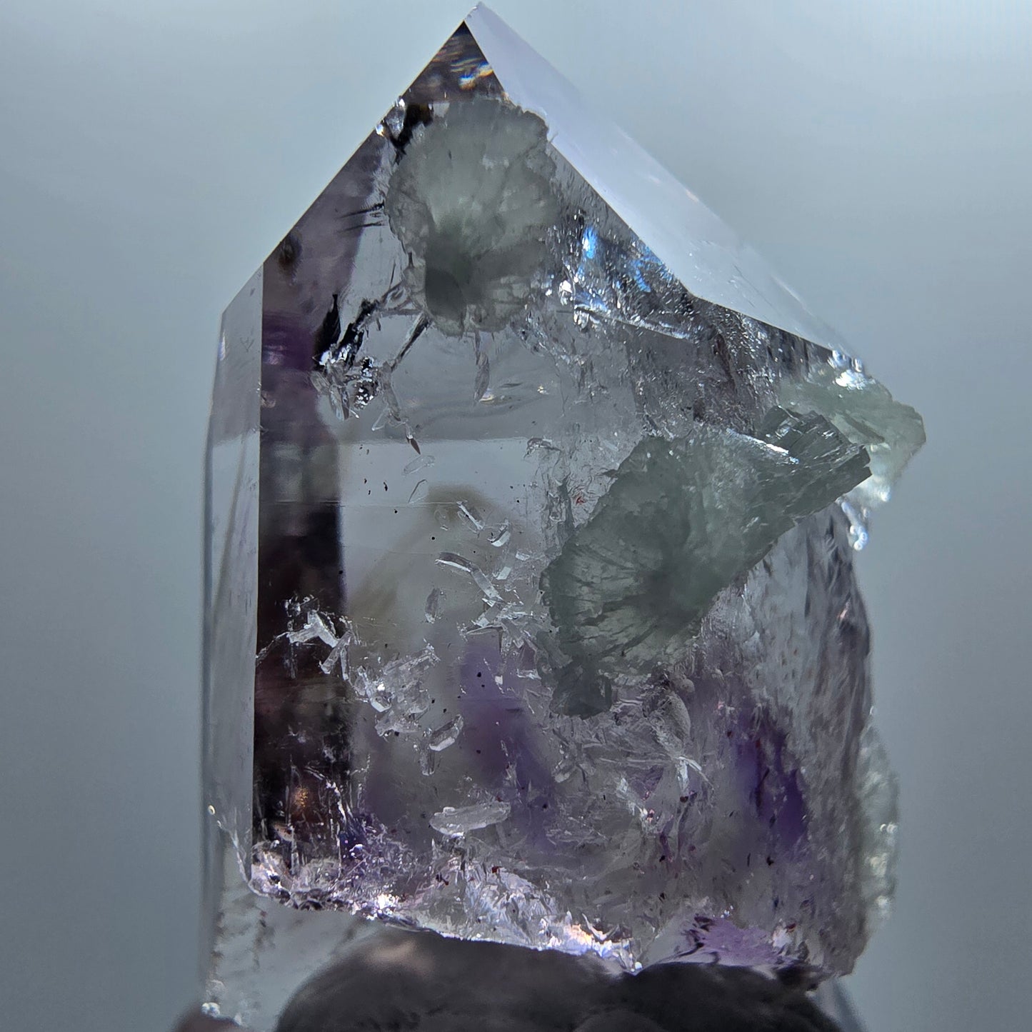 Harlekin Lemurian Phantom Amethyst mit Prehnit Streep Mine Goboboseb, Namibia 44*27*22mm #12650