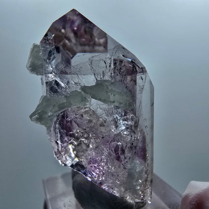 Harlekin Lemurian Phantom Amethyst mit Prehnit Streep Mine Goboboseb, Namibia 44*27*22mm #12650
