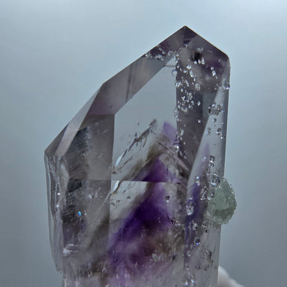 Améthyste Fantôme Lémurienne avec Analcime, Prehnite Mine Streep Goboboseb, Namibie 44*22*22mm #12652