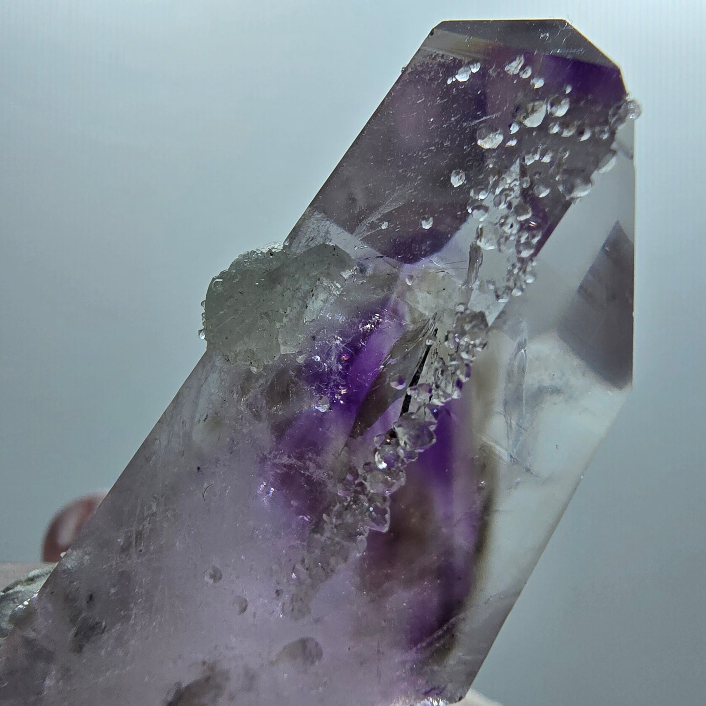 Améthyste Fantôme Lémurienne avec Analcime, Prehnite Mine Streep Goboboseb, Namibie 44*22*22mm #12652