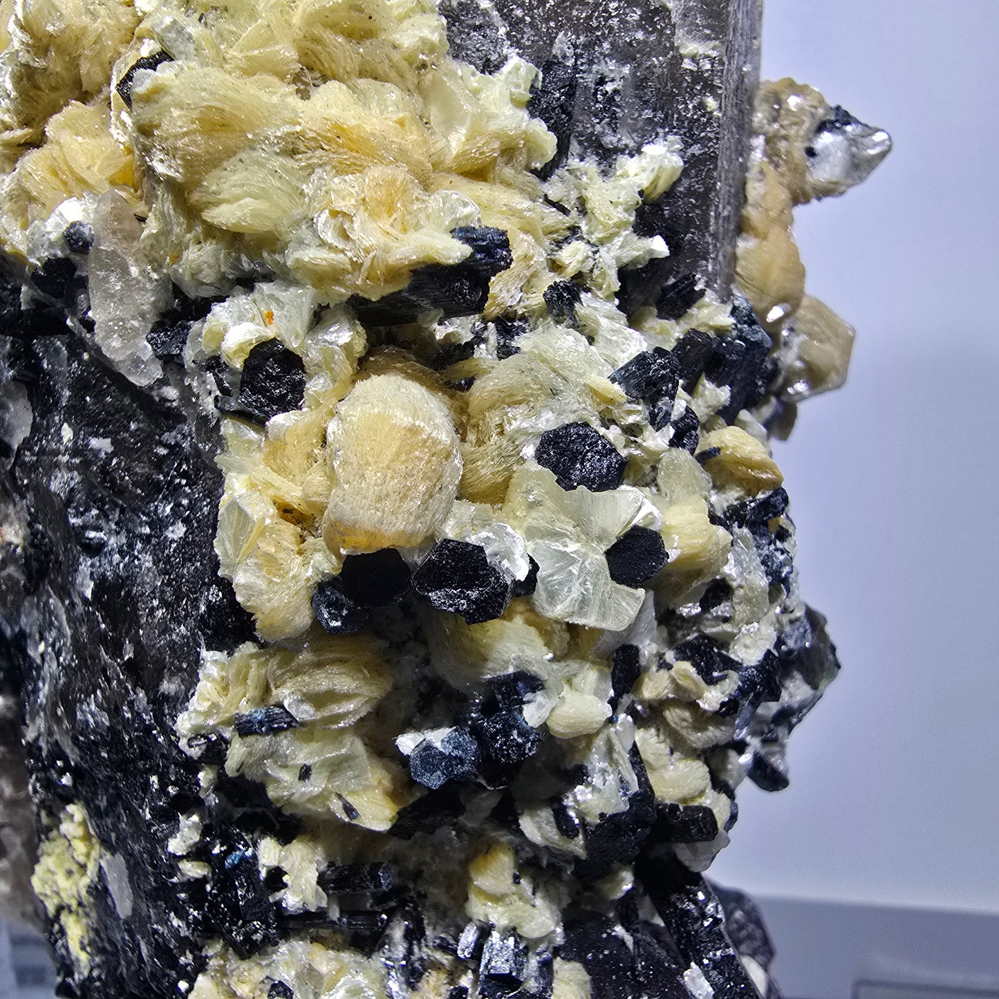 Quartz fumé XXL, Fluorite, Tourmaline schorl, Hyalite, Muscovite Erongo, Namibie 226*125*90mm #12685