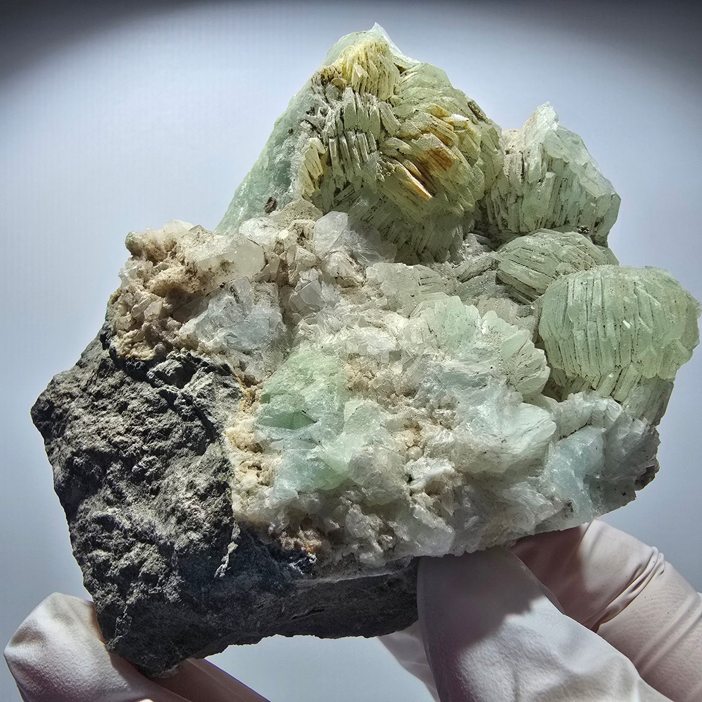 Große Prehnit Kugel, Calcit Würfel, Quarz auf Matrix Stufe Goboboseb, Namibia 89*72*45mm #12716