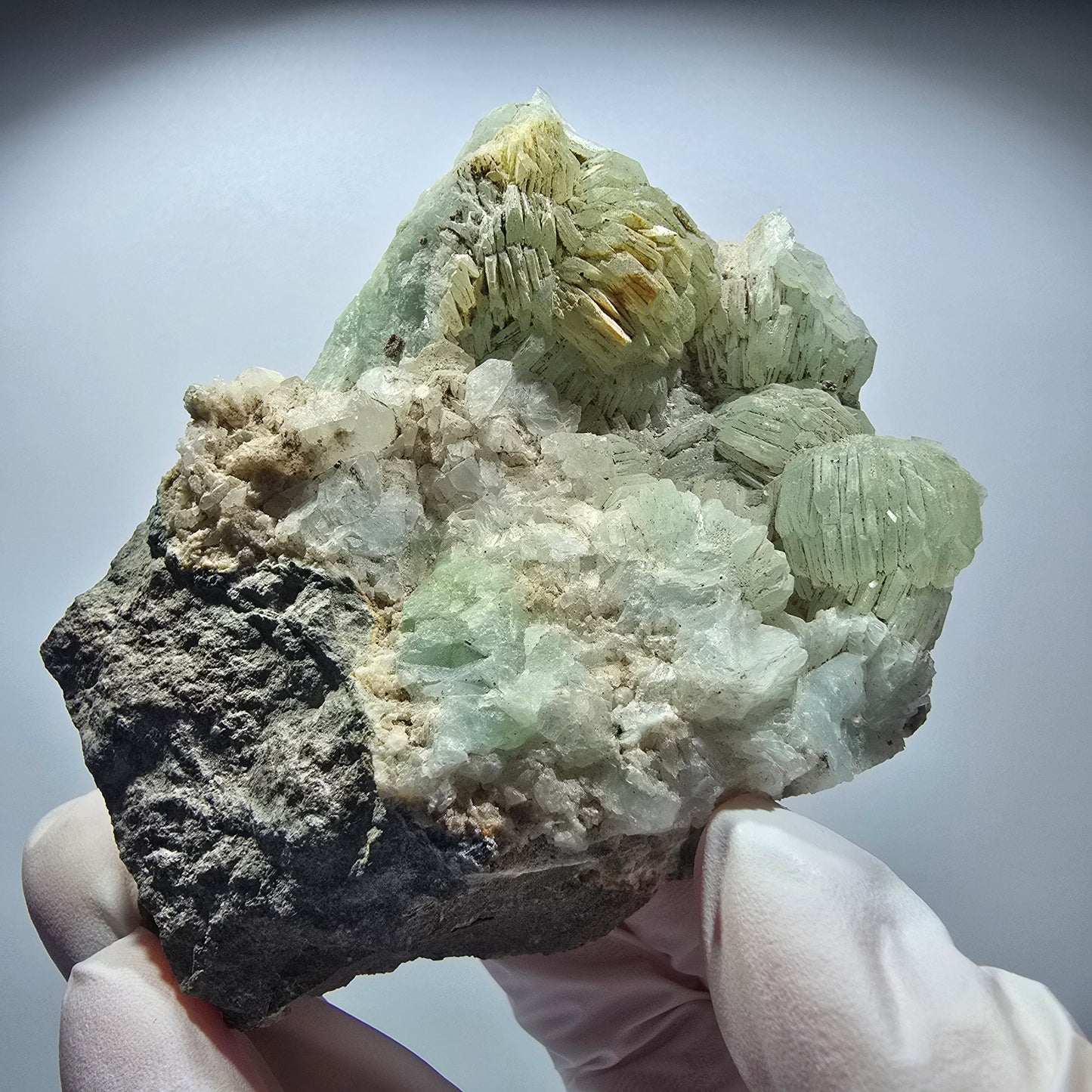 Große Prehnit Kugel, Calcit Würfel, Quarz auf Matrix Stufe Goboboseb, Namibia 89*72*45mm #12716