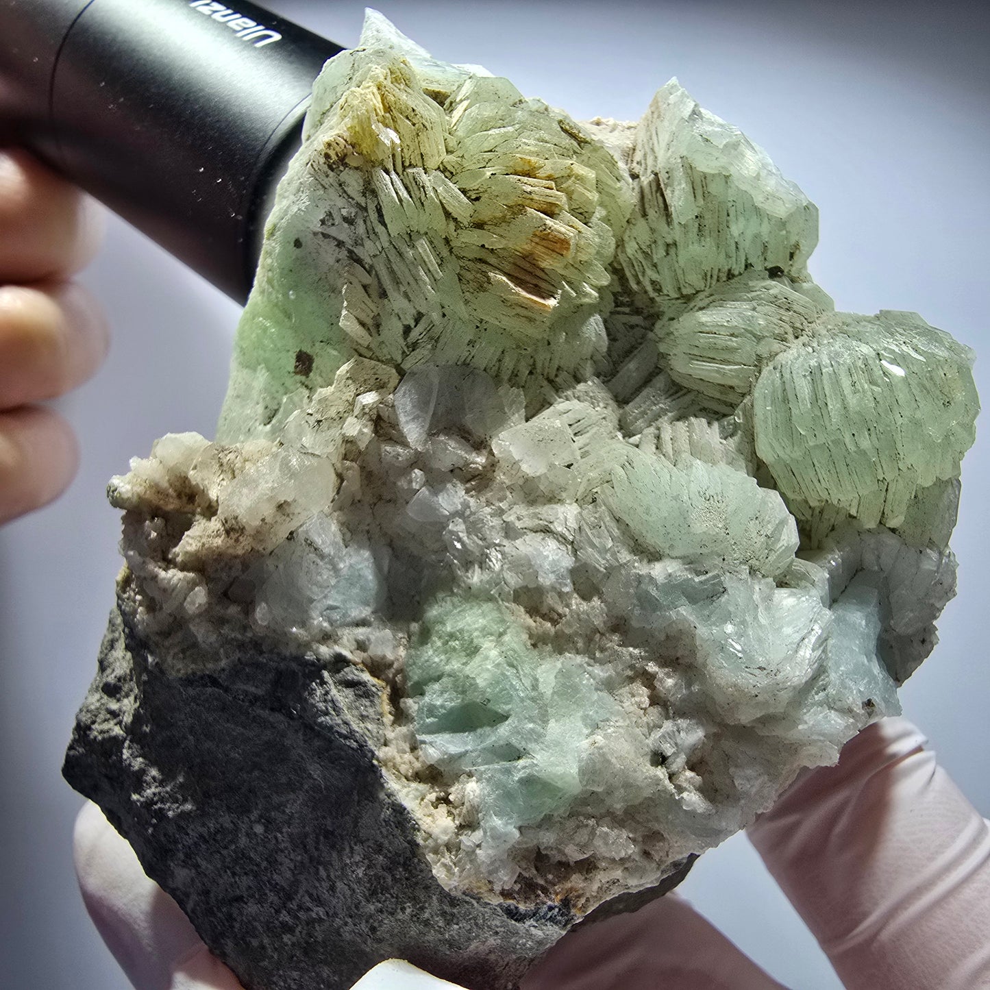 Große Prehnit Kugel, Calcit Würfel, Quarz auf Matrix Stufe Goboboseb, Namibia 89*72*45mm #12716