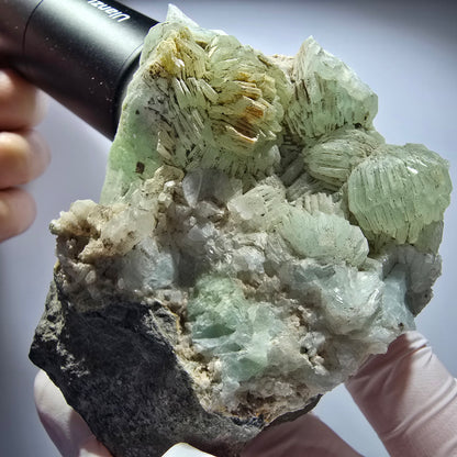 Große Prehnit Kugel, Calcit Würfel, Quarz auf Matrix Stufe Goboboseb, Namibia 89*72*45mm #12716