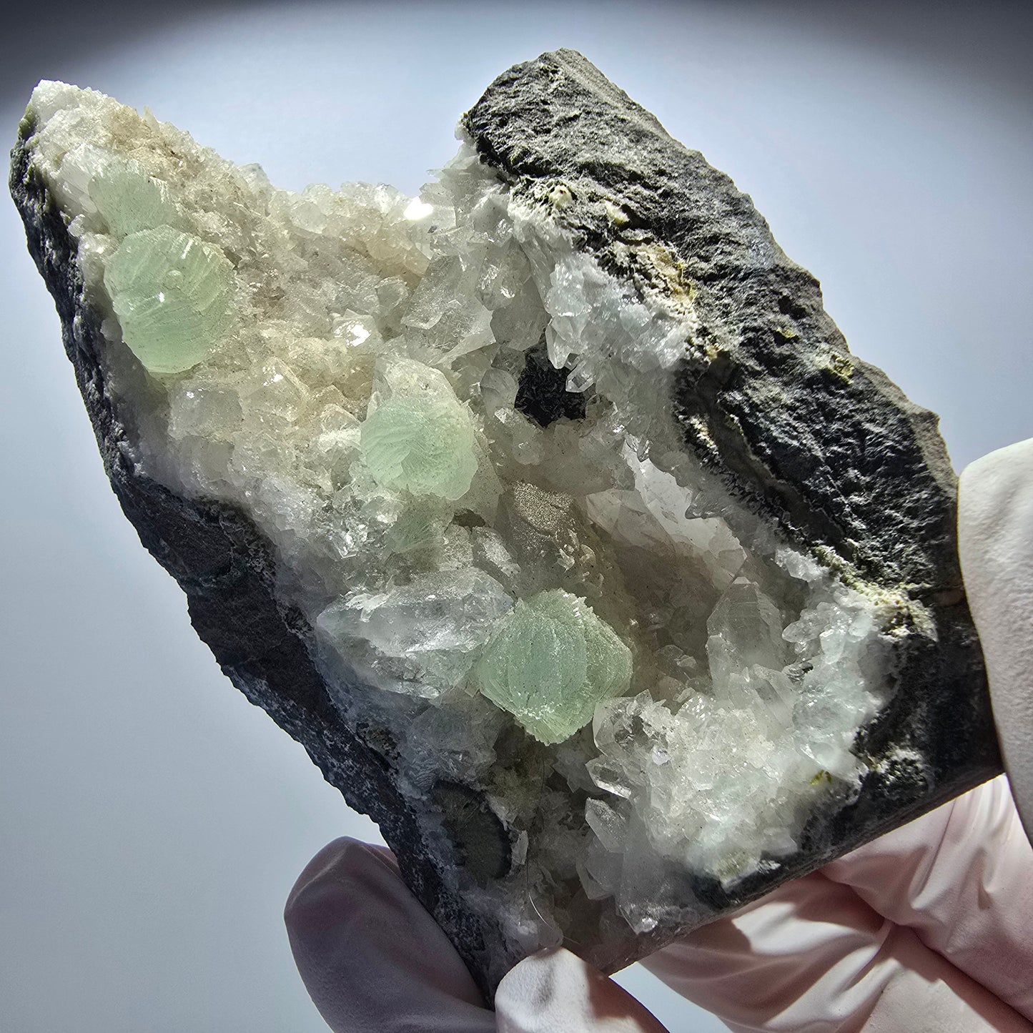 Große Prehnit Kugel, Calcit Würfel, Quarz auf Matrix Stufe Goboboseb, Namibia 91*49*38mm #12717