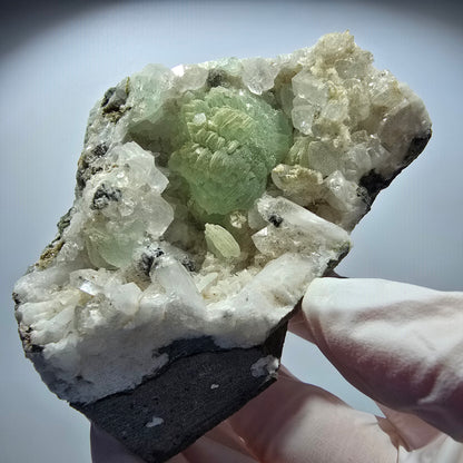 Große Prehnit Kugel, Calcit Würfel, Quarz auf Matrix Stufe Goboboseb, Namibia 45*55*48mm #12718