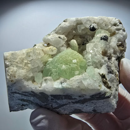 Große Prehnit Kugel, Calcit Würfel, Quarz auf Matrix Stufe Goboboseb, Namibia 45*55*48mm #12718