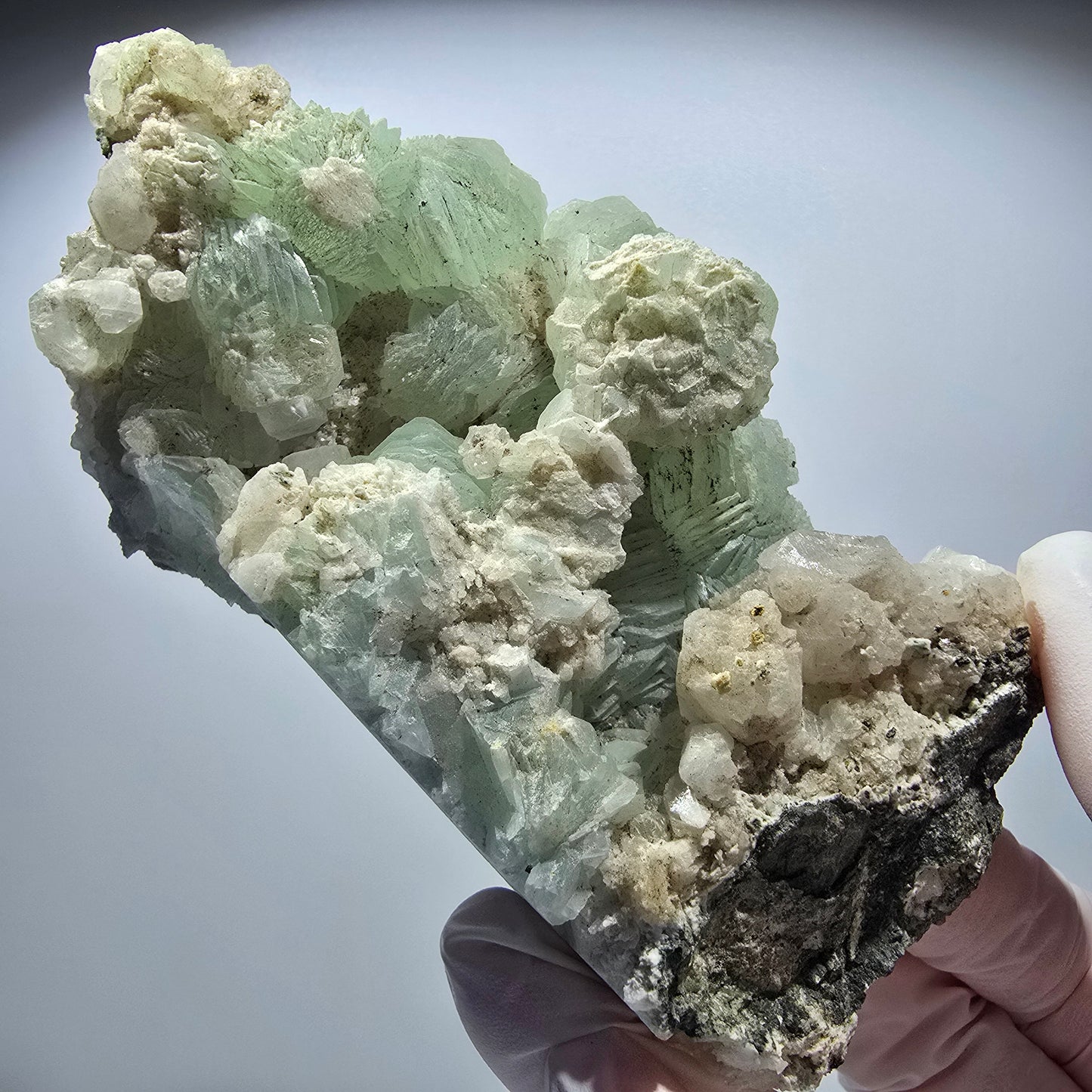Große Prehnit Kugel, Calcit Würfel, Quarz auf Matrix Stufe Goboboseb, Namibia 122*59*30mm #12719