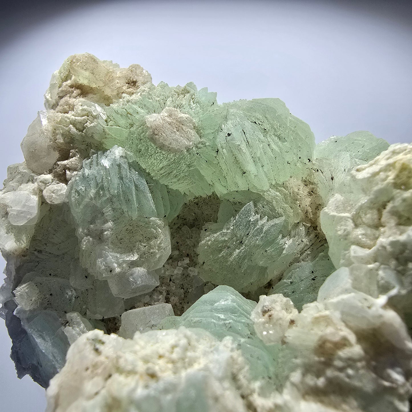 Große Prehnit Kugel, Calcit Würfel, Quarz auf Matrix Stufe Goboboseb, Namibia 122*59*30mm #12719