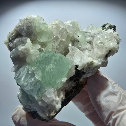 Grande sphère de prehnite, cube de calcite, quartz sur gangue Goboboseb, Namibie 80*64*34mm #12720