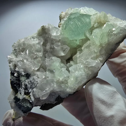 Grande sphère de prehnite, cube de calcite, quartz sur gangue Goboboseb, Namibie 80*64*34mm #12720