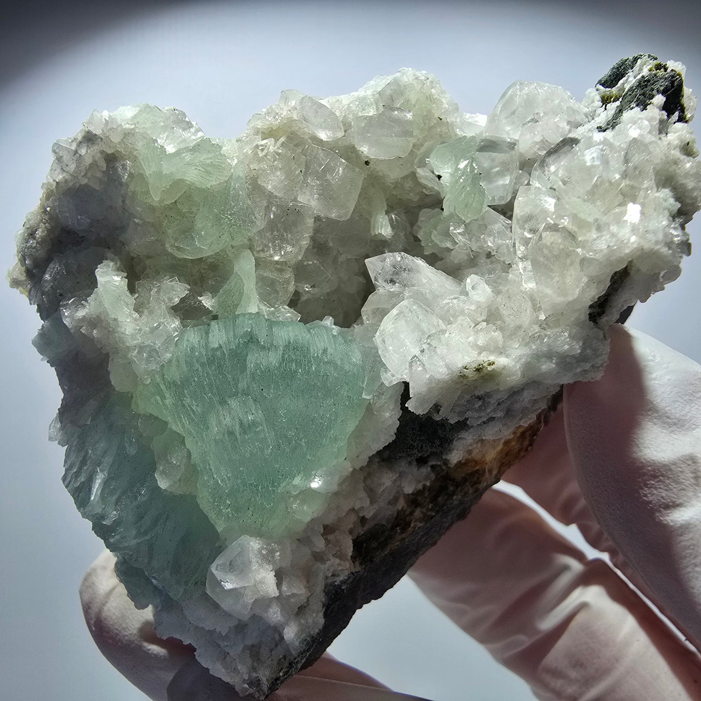 Grande sphère de prehnite, cube de calcite, quartz sur gangue Goboboseb, Namibie 80*64*34mm #12720