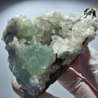 Grande sphère de prehnite, cube de calcite, quartz sur gangue Goboboseb, Namibie 80*64*34mm #12720