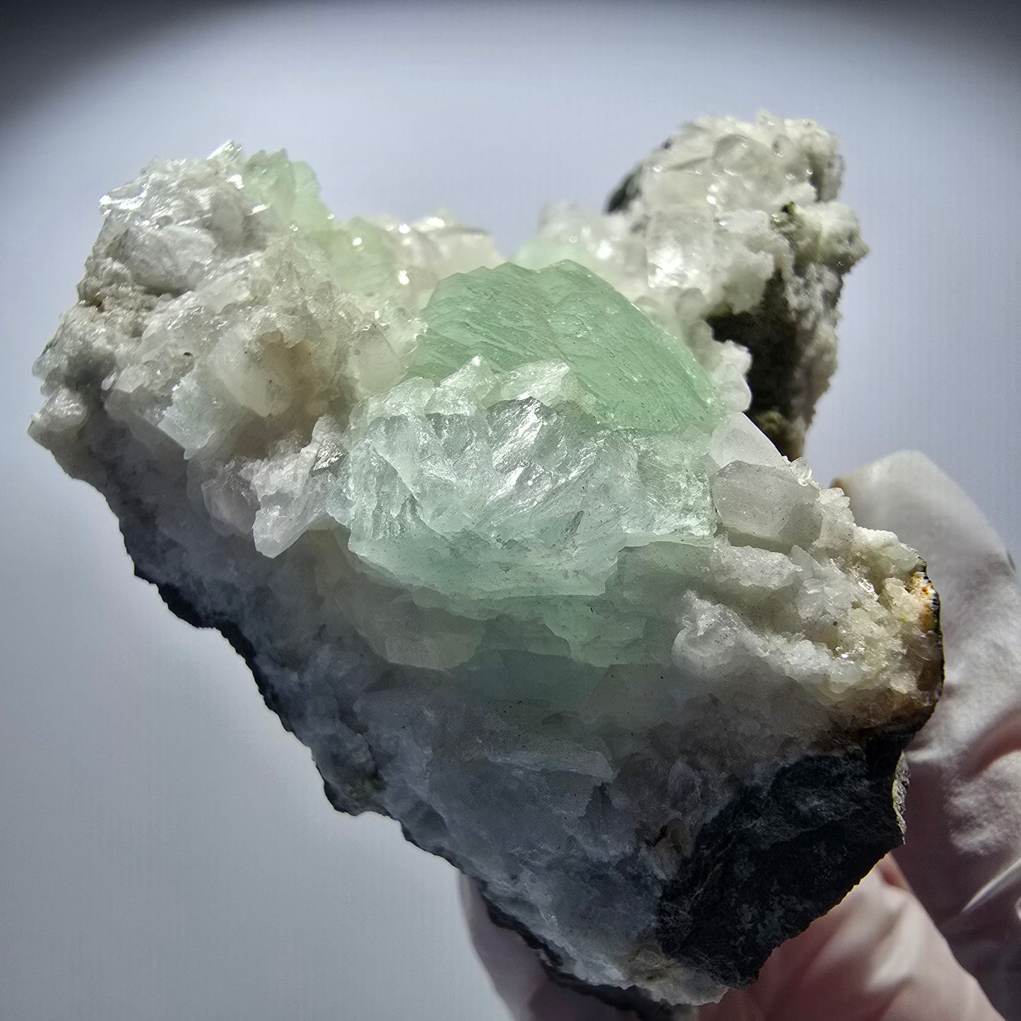Grande sphère de prehnite, cube de calcite, quartz sur gangue Goboboseb, Namibie 80*64*34mm #12720