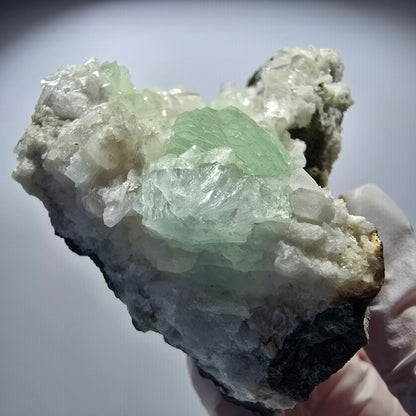 Grande sphère de prehnite, cube de calcite, quartz sur gangue Goboboseb, Namibie 80*64*34mm #12720