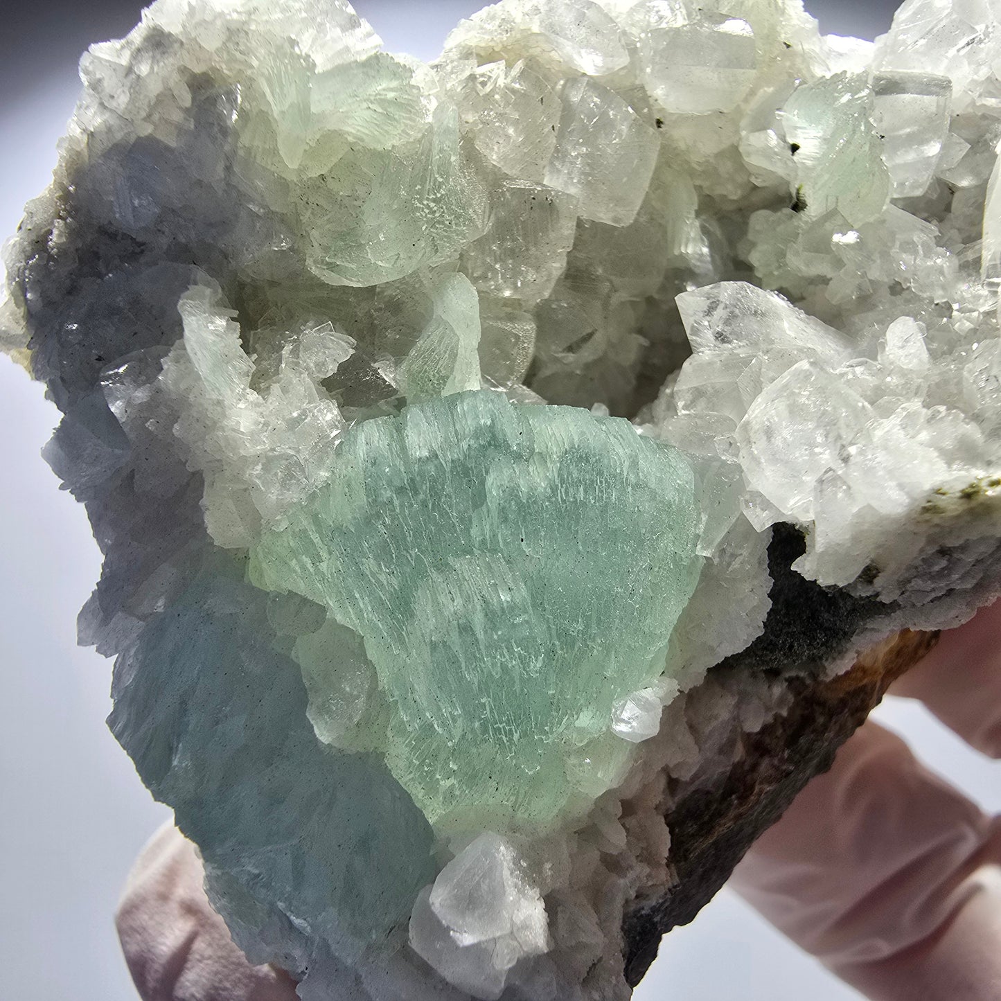 Grande sphère de prehnite, cube de calcite, quartz sur gangue Goboboseb, Namibie 80*64*34mm #12720