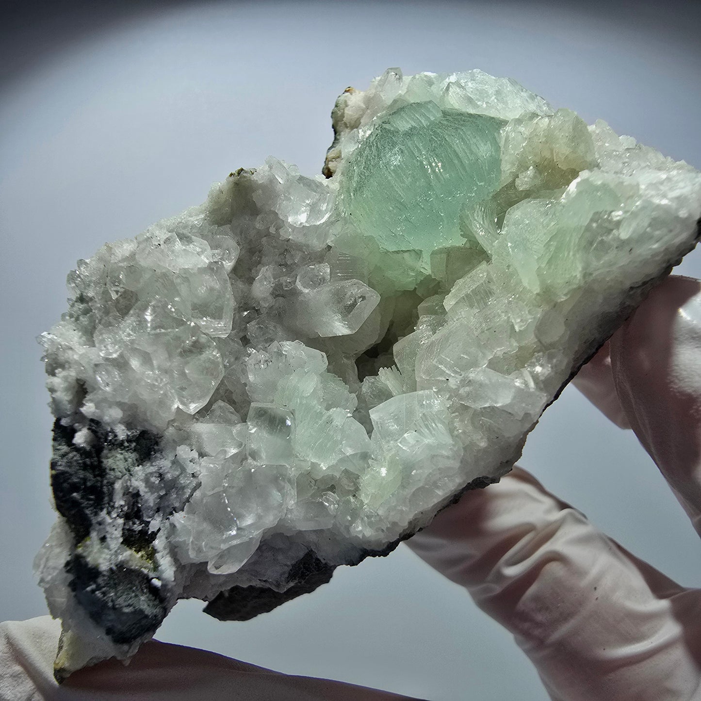 Grande sphère de prehnite, cube de calcite, quartz sur gangue Goboboseb, Namibie 80*64*34mm #12720
