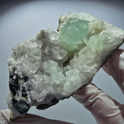 Grande sphère de prehnite, cube de calcite, quartz sur gangue Goboboseb, Namibie 80*64*34mm #12720