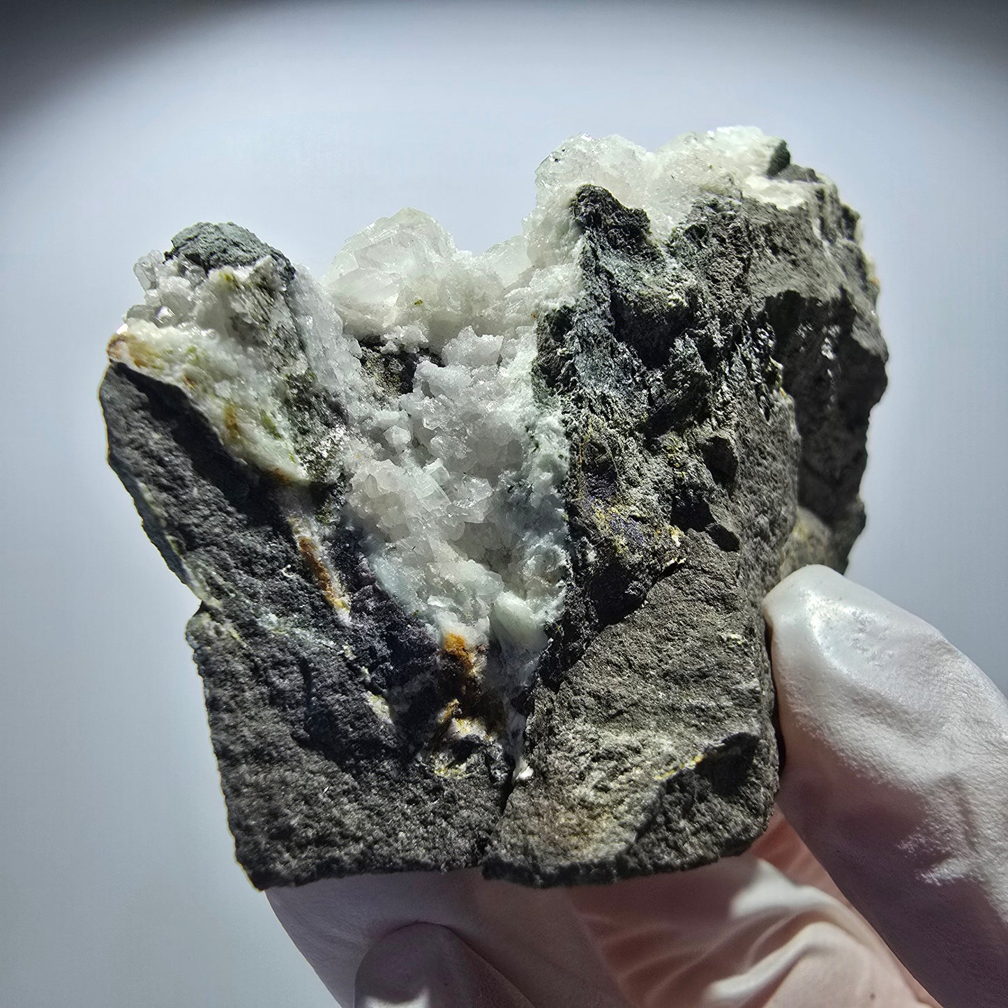 Grande sphère de prehnite, cube de calcite, quartz sur gangue Goboboseb, Namibie 80*64*34mm #12720