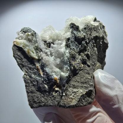 Grande sphère de prehnite, cube de calcite, quartz sur gangue Goboboseb, Namibie 80*64*34mm #12720
