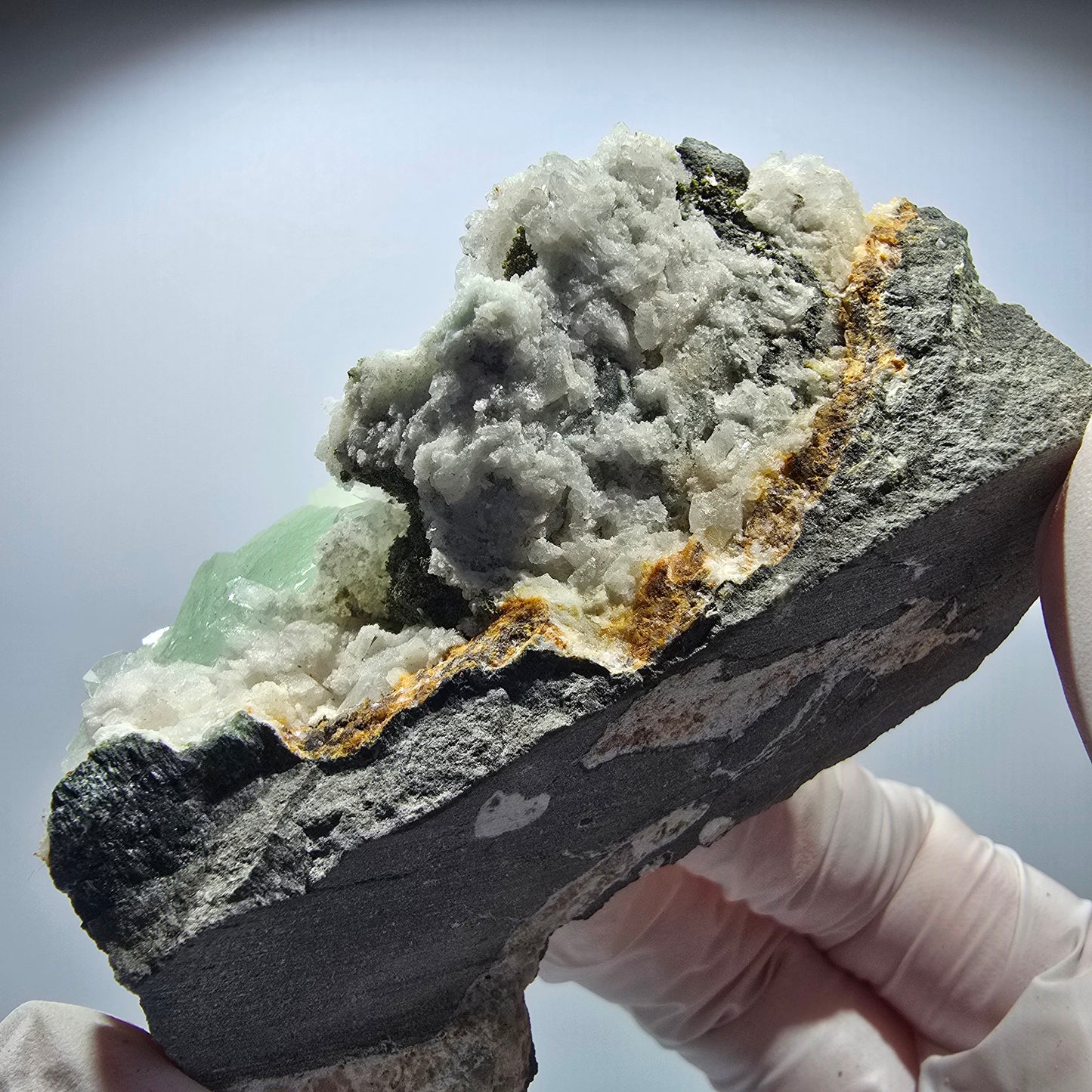 Grande sphère de prehnite, cube de calcite, quartz sur gangue Goboboseb, Namibie 80*64*34mm #12720