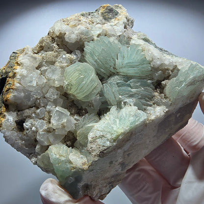 Große Prehnit Kugel, Calcit Würfel, Quarz auf Matrix Stufe Goboboseb, Namibia 90*69*32mm #12721
