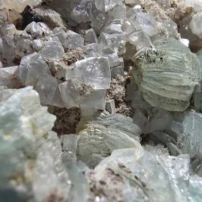 Große Prehnit Kugel, Calcit Würfel, Quarz auf Matrix Stufe Goboboseb, Namibia 90*69*32mm #12721