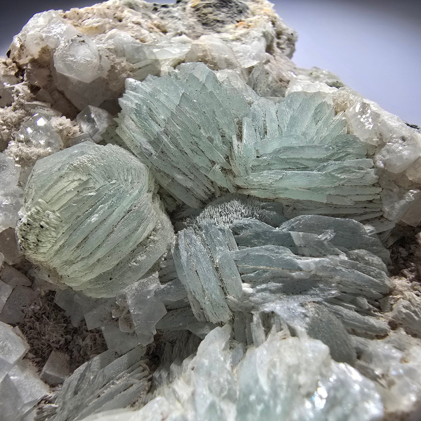 Große Prehnit Kugel, Calcit Würfel, Quarz auf Matrix Stufe Goboboseb, Namibia 90*69*32mm #12721