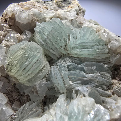 Große Prehnit Kugel, Calcit Würfel, Quarz auf Matrix Stufe Goboboseb, Namibia 90*69*32mm #12721