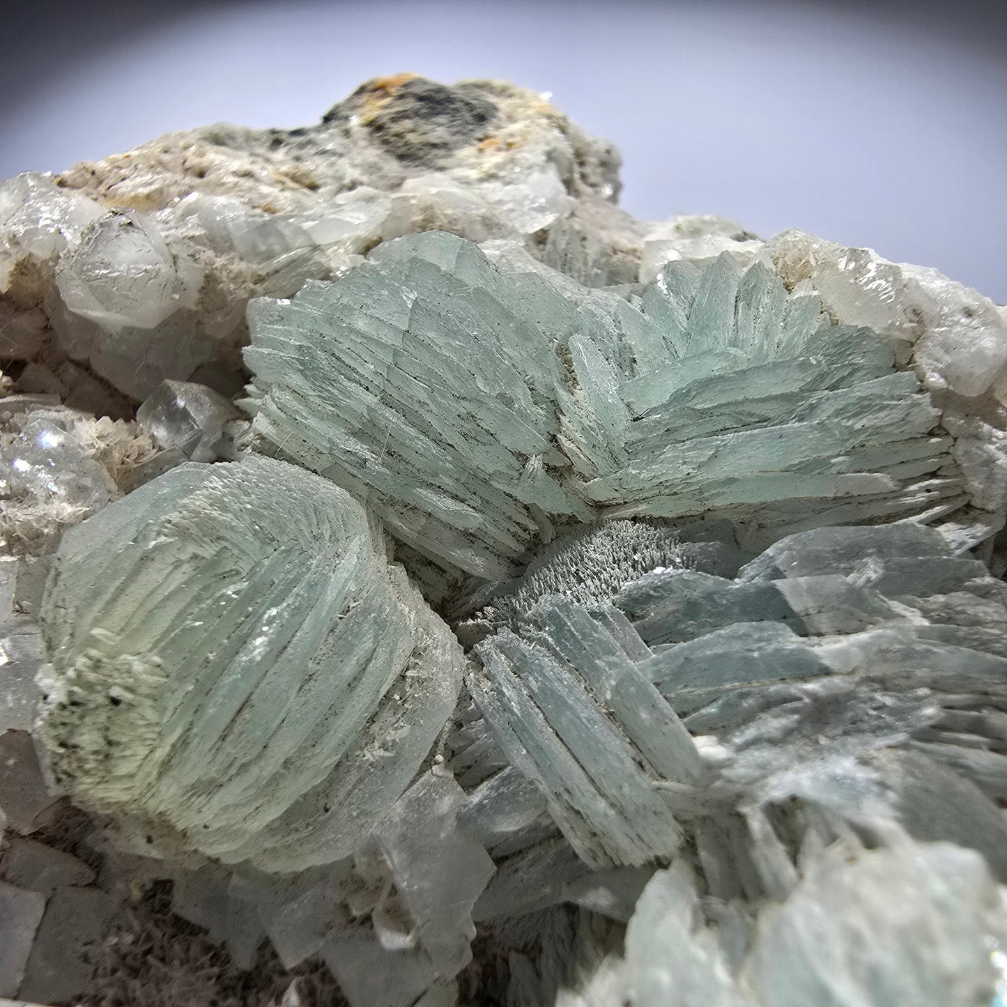 Große Prehnit Kugel, Calcit Würfel, Quarz auf Matrix Stufe Goboboseb, Namibia 90*69*32mm #12721