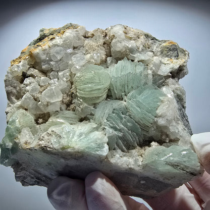 Große Prehnit Kugel, Calcit Würfel, Quarz auf Matrix Stufe Goboboseb, Namibia 90*69*32mm #12721