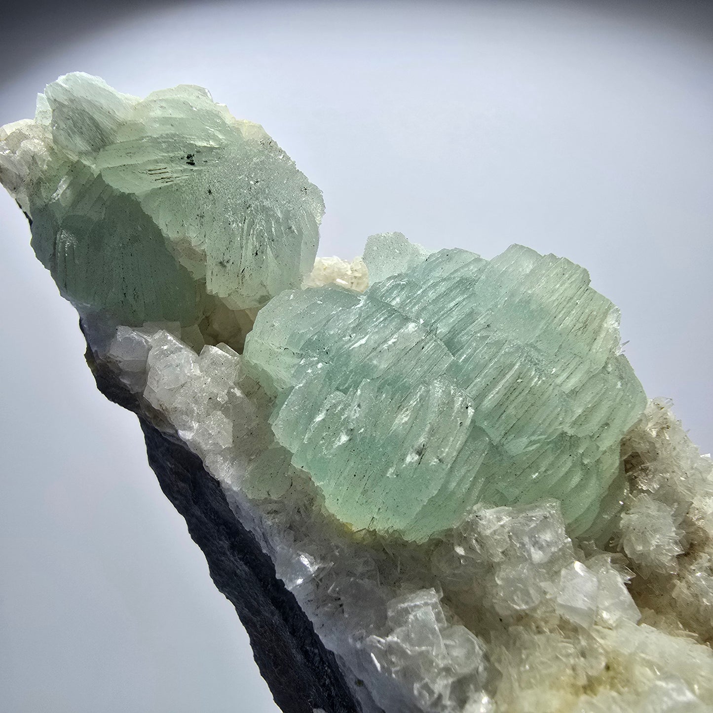 Große Prehnit Kugel, Calcit Würfel, Quarz auf Matrix Stufe Goboboseb, Namibia 127*54*36mm #12722
