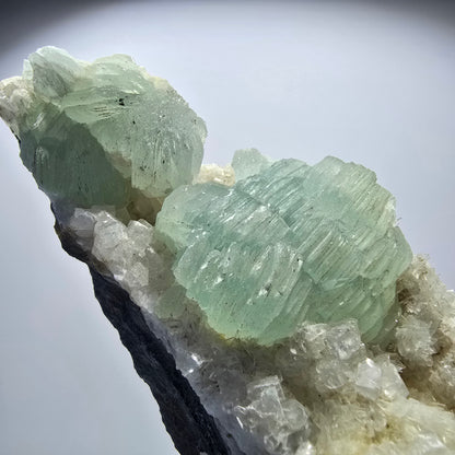 Große Prehnit Kugel, Calcit Würfel, Quarz auf Matrix Stufe Goboboseb, Namibia 127*54*36mm #12722