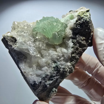 Grande sphère de prehnite, cube de calcite, quartz sur gangue Goboboseb, Namibie 86*71*35mm #12723