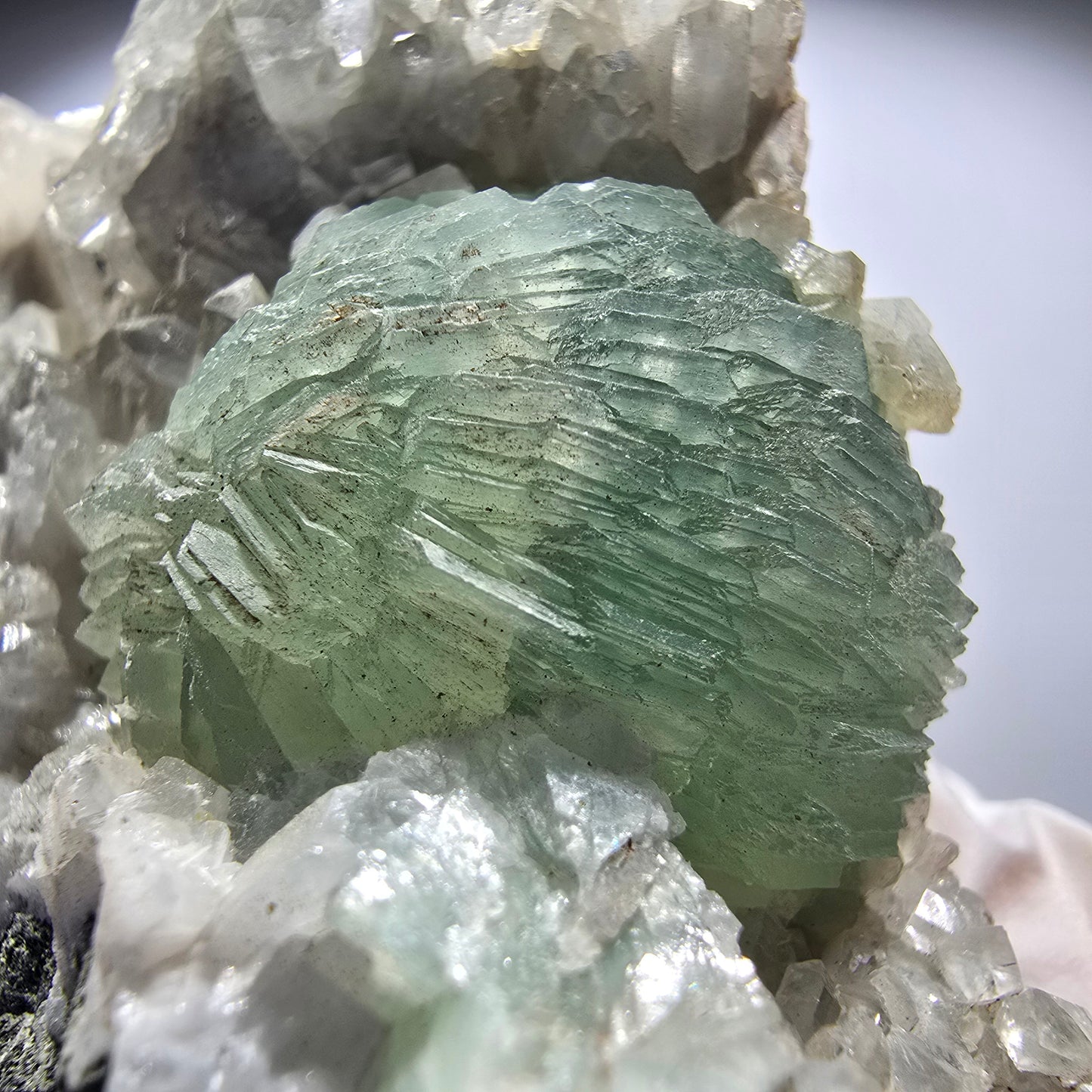 Grande sphère de prehnite, cube de calcite, quartz sur gangue Goboboseb, Namibie 86*71*35mm #12723
