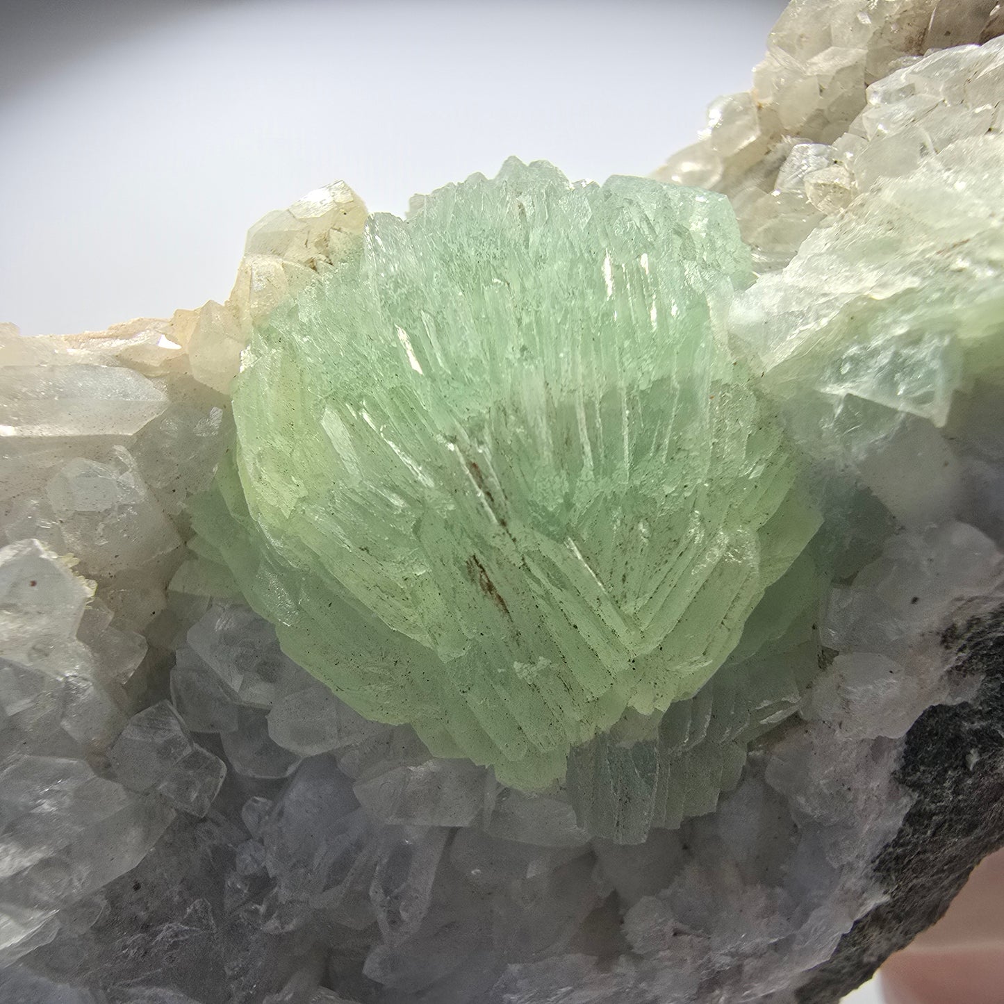 Grande sphère de prehnite, cube de calcite, quartz sur gangue Goboboseb, Namibie 86*71*35mm #12723