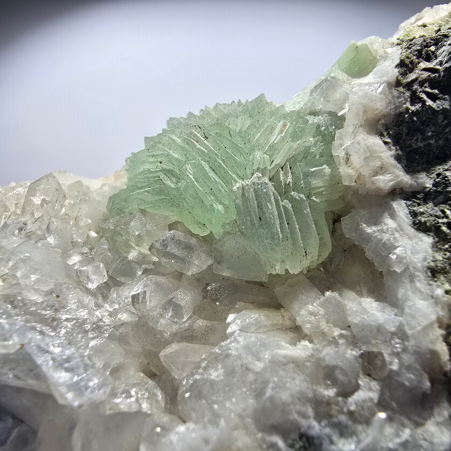 Grande sphère de prehnite, cube de calcite, quartz sur gangue Goboboseb, Namibie 86*71*35mm #12723