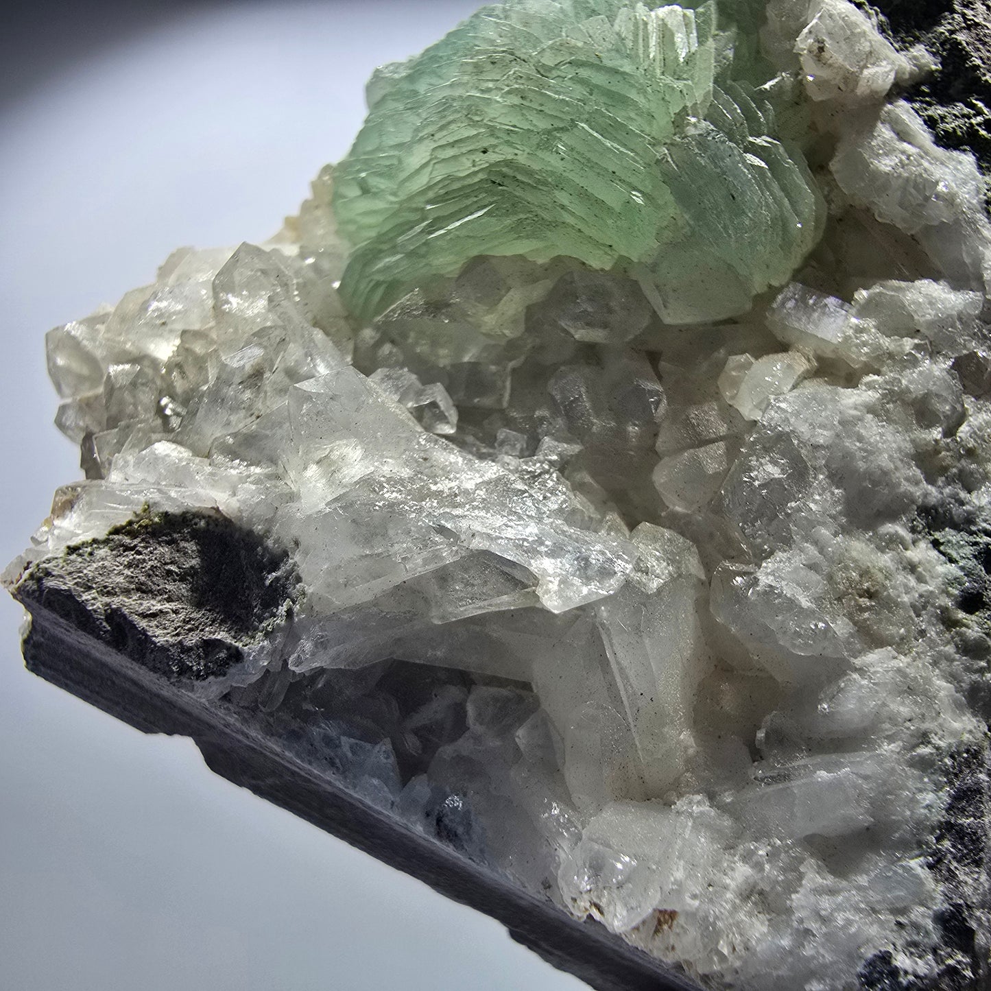 Grande sphère de prehnite, cube de calcite, quartz sur gangue Goboboseb, Namibie 86*71*35mm #12723