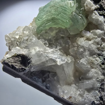 Grande sphère de prehnite, cube de calcite, quartz sur gangue Goboboseb, Namibie 86*71*35mm #12723