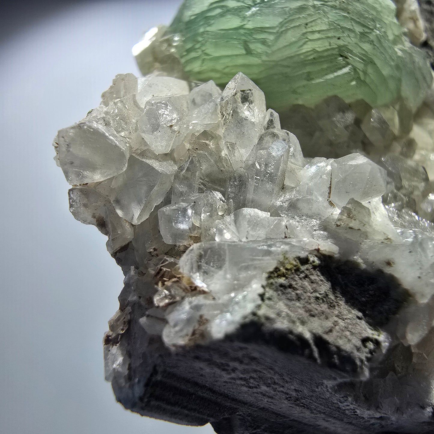 Grande sphère de prehnite, cube de calcite, quartz sur gangue Goboboseb, Namibie 86*71*35mm #12723