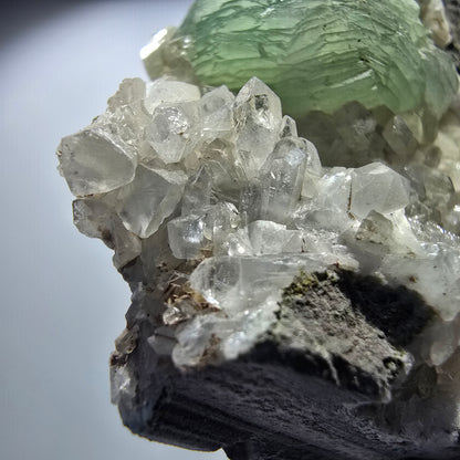 Grande sphère de prehnite, cube de calcite, quartz sur gangue Goboboseb, Namibie 86*71*35mm #12723