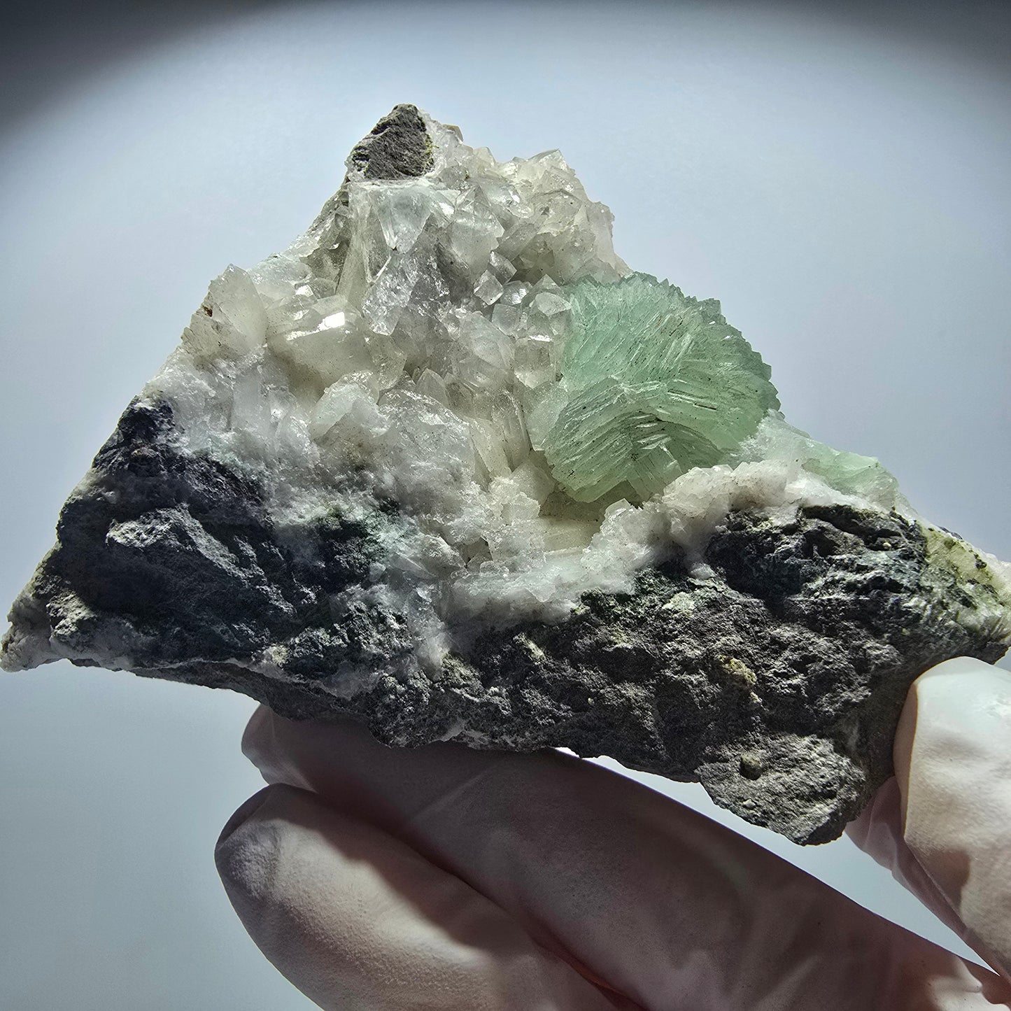 Grande sphère de prehnite, cube de calcite, quartz sur gangue Goboboseb, Namibie 86*71*35mm #12723