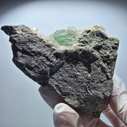 Grande sphère de prehnite, cube de calcite, quartz sur gangue Goboboseb, Namibie 86*71*35mm #12723