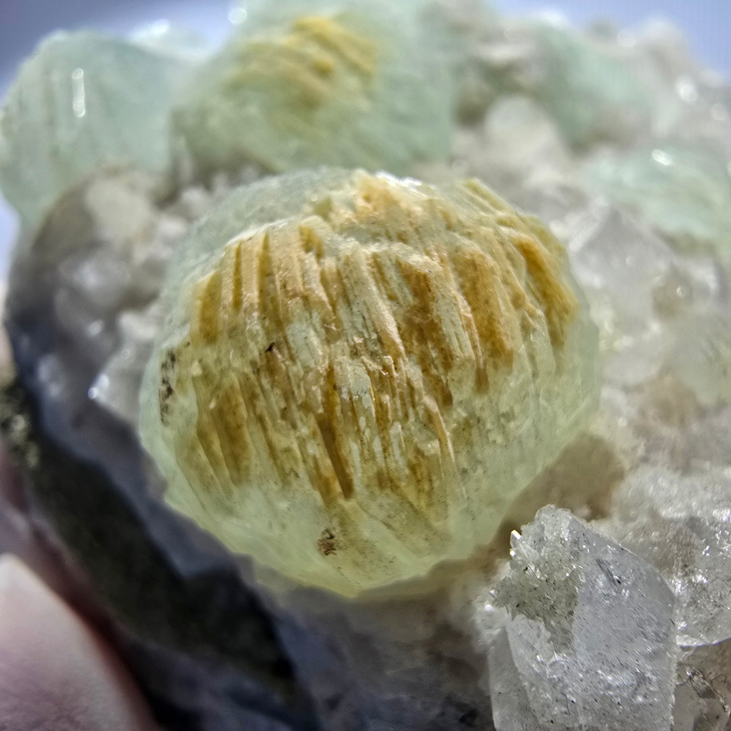Prehnit Kugel, Calcit Würfel, Quarz auf Matrix Goboboseb, Namibia 94*49*30mm #12730