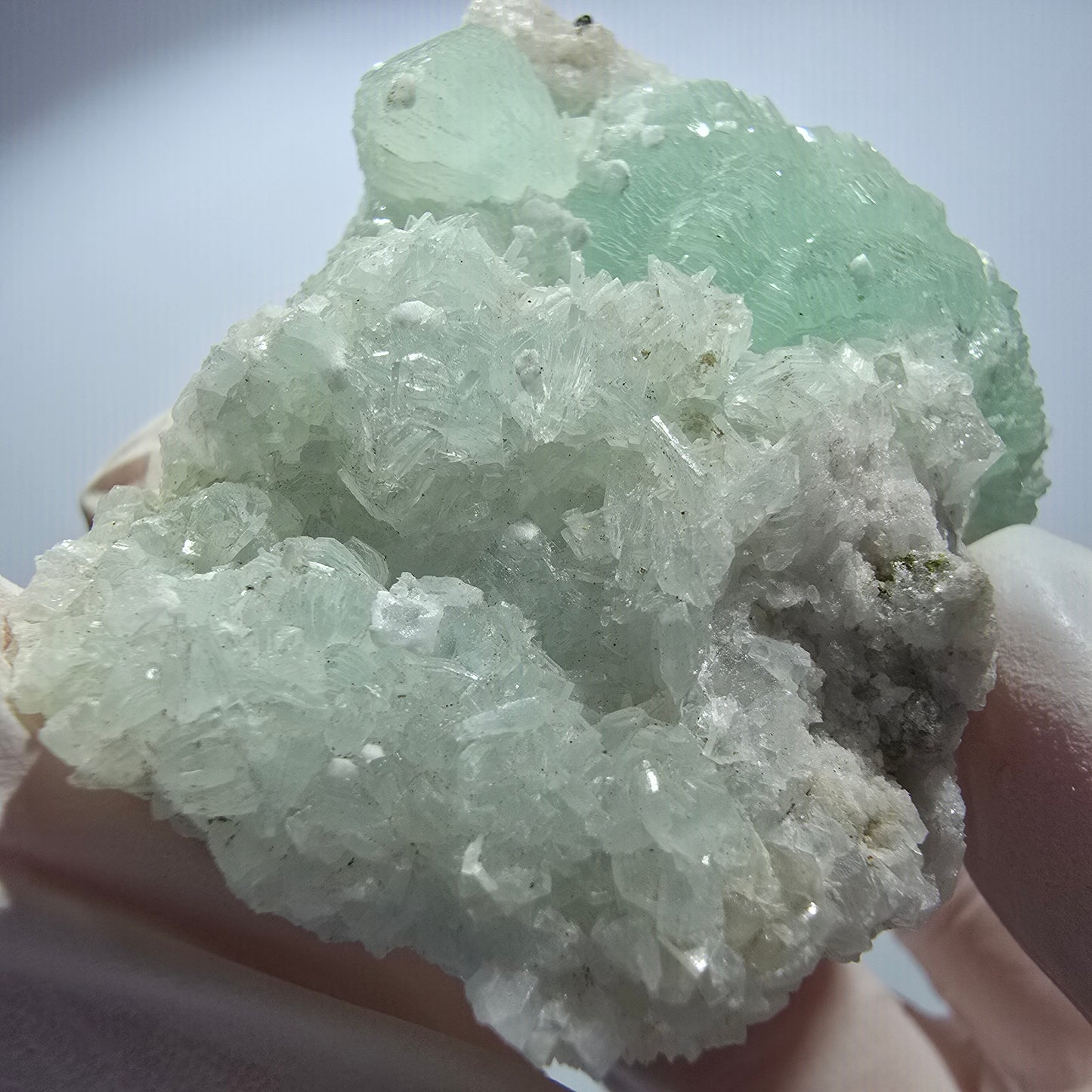 Prehnit Kugel, Quarz auf Matrix Stufe Goboboseb, Namibia 65*47*35mm #12732