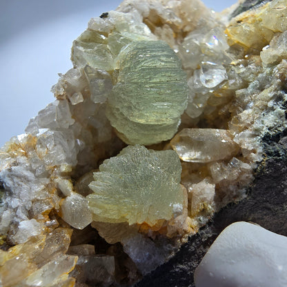 Prehnit Kugel, Calcit Würfel, Quarz auf Matrix Goboboseb, Namibia 82*52*30mm #12740